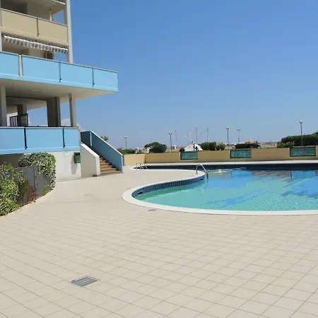 公寓 In For 6 People With Terrace And Swimming Pool 比比翁