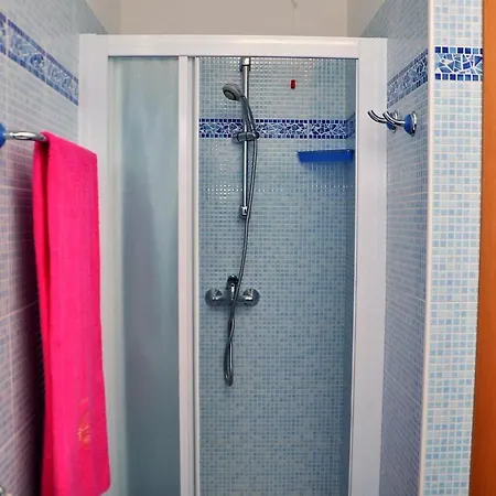 公寓 In For 6 People With Terrace And Swimming Pool 比比翁