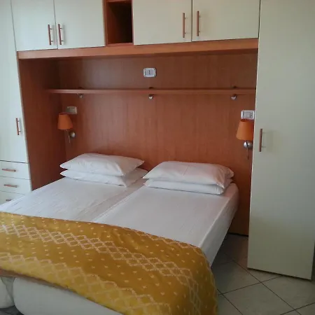 In For 6 People With Terrace And Swimming Pool 公寓 比比翁