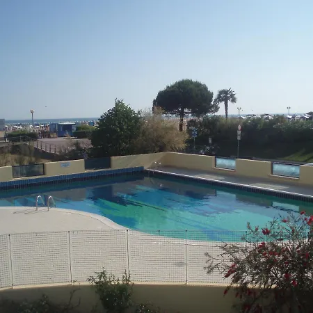 In For 6 People With Terrace And Swimming Pool Lägenhet